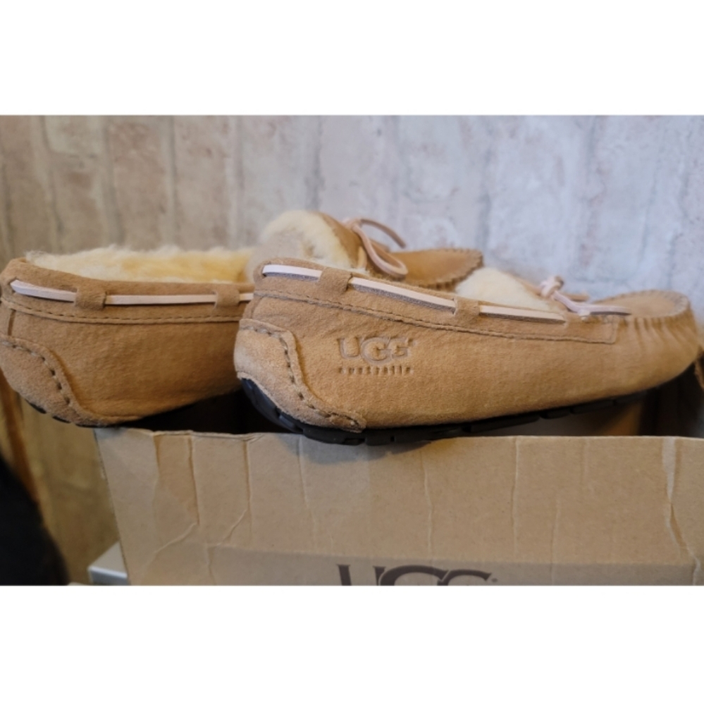 Ugg Dakota Moccasins - Picture 9 of 16